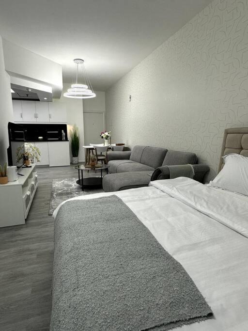 Marina - Huge Luxury